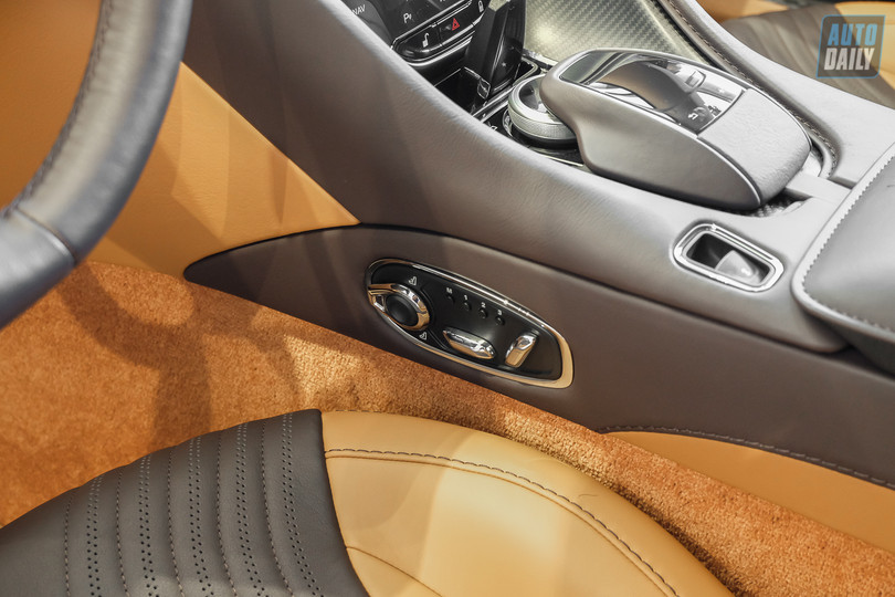 Soi chi tiết Aston Martin DB11 V8 có giá bán hơn 17 tỷ đồng tại Việt Nam