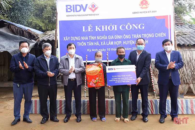 BIDV trao hỗ trợ 100 căn nhà kiên cố cho người nghèo, gia đình chính sách huyện Kỳ Anh