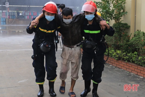 Diễn tập tình huống cháy tại trạm chiết nạp khí gas ở Nghi Xuân