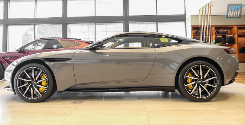 Soi chi tiết Aston Martin DB11 V8 có giá bán hơn 17 tỷ đồng tại Việt Nam
