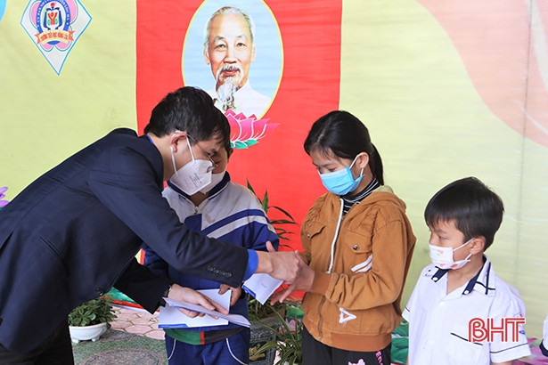 Chi đoàn Báo Hà Tĩnh kết nối trao 75 triệu đồng hỗ trợ học sinh có hoàn cảnh đặc biệt khó khăn