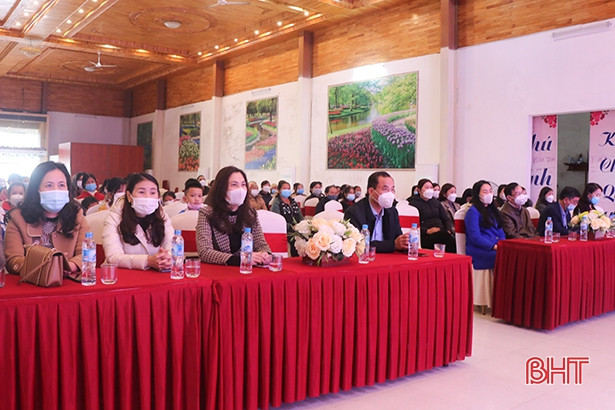 Trao quà cho phụ nữ khó khăn, nhận đỡ đầu trẻ mồ côi ở Can Lộc