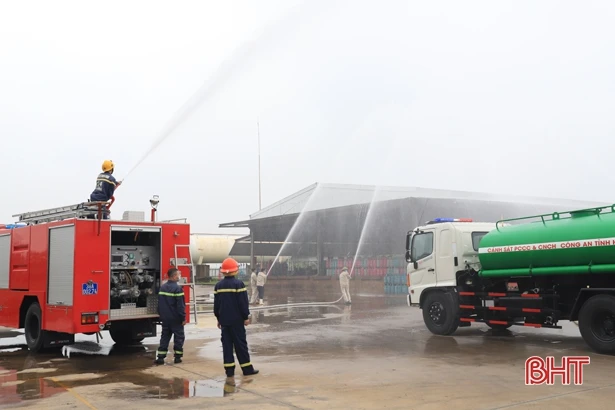 Diễn tập tình huống cháy tại trạm chiết nạp khí gas ở Nghi Xuân