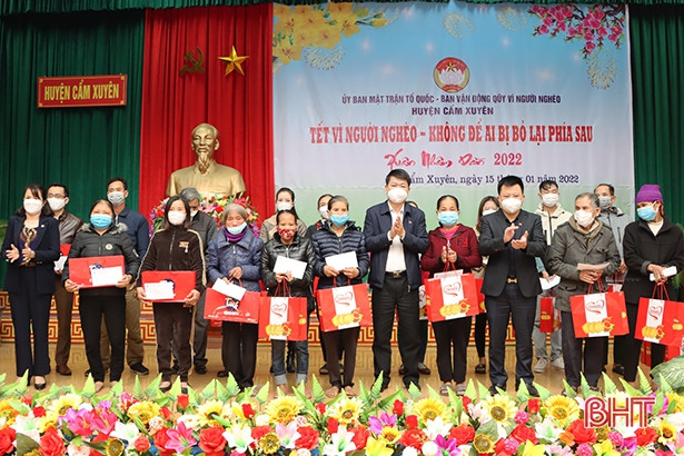 Cẩm Xuyên trao tặng trên 600 triệu đồng quà tết cho người nghèo