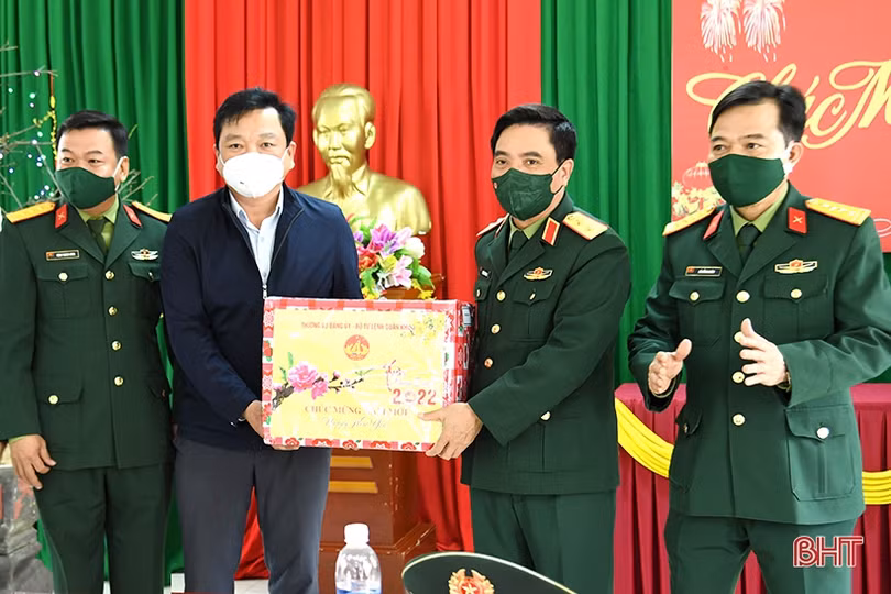 Tư lệnh Quân khu 4 chúc tết cán bộ, chiến sỹ LLVT Hà Tĩnh