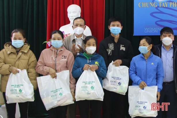 Trao 90 suất quà cho phụ nữ khó khăn
