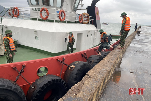 Giải cứu tàu chở hàng trọng tải lớn mắc cạn tại khu vực bờ biển xã Kỳ Lợi