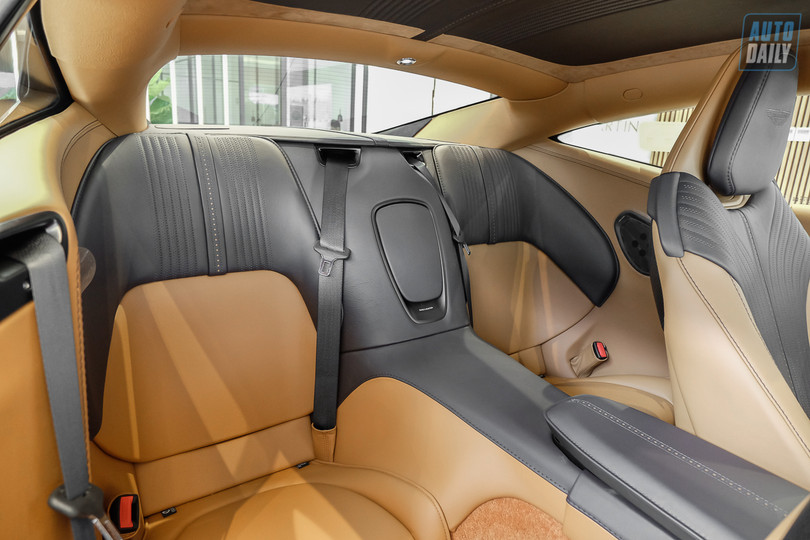 Soi chi tiết Aston Martin DB11 V8 có giá bán hơn 17 tỷ đồng tại Việt Nam