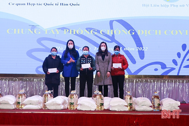 Trao quà cho phụ nữ khó khăn, nhận đỡ đầu trẻ mồ côi ở Can Lộc