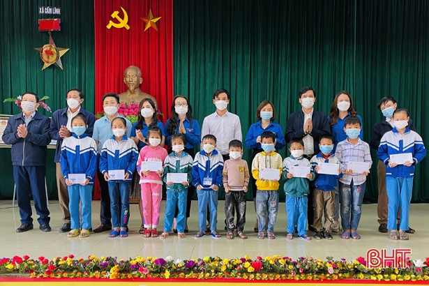 Chi đoàn Báo Hà Tĩnh kết nối trao 75 triệu đồng hỗ trợ học sinh có hoàn cảnh đặc biệt khó khăn