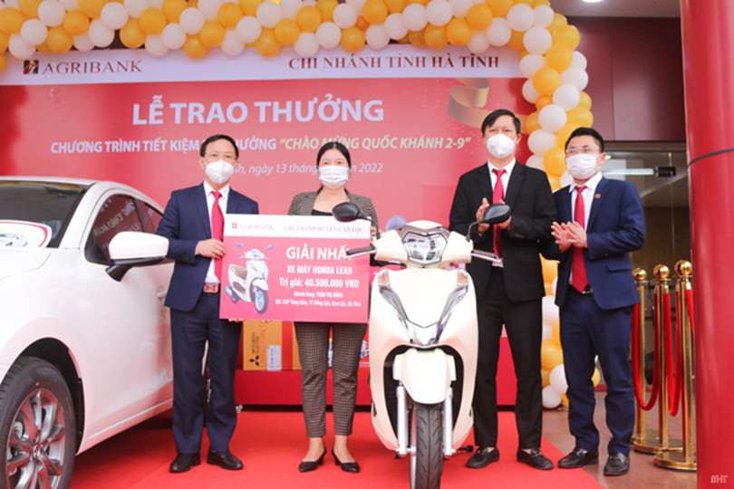 Agribank Chi nhánh tỉnh Hà Tĩnh trao ô tô Mazda2 cho khách hàng trúng thưởng