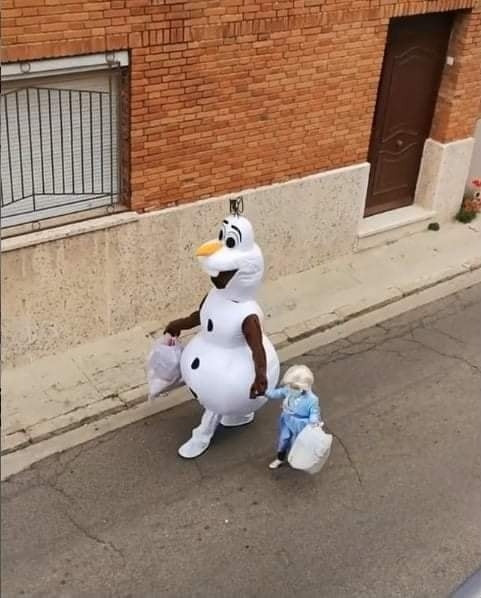 Hai bố con “lên đồ” đi đổ rác