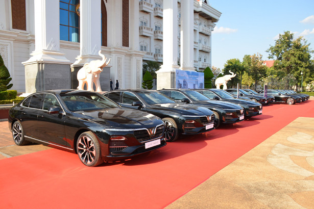 Hãng VinFast Việt Nam tặng xe ô tô cho Chính phủ Lào