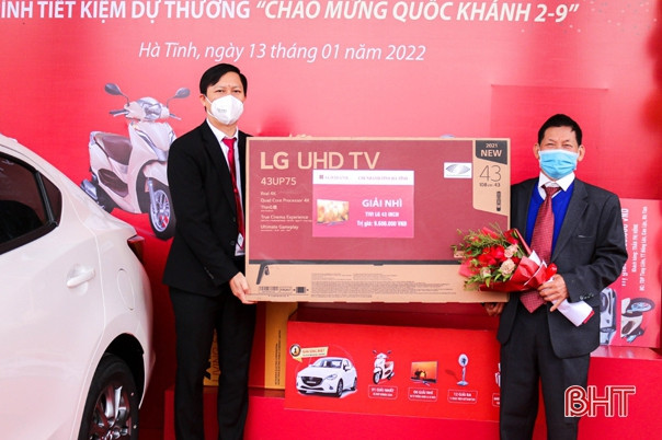 Agribank Chi nhánh tỉnh Hà Tĩnh trao ô tô Mazda2 cho khách hàng trúng thưởng