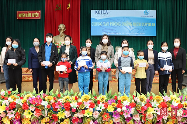 Cẩm Xuyên trao 184 suất quà tết san sẻ yêu thương