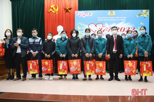 Chương trình “Tết sum vầy” tặng người lao động ngành Xây dựng Hà Tĩnh hơn 100 triệu đồng