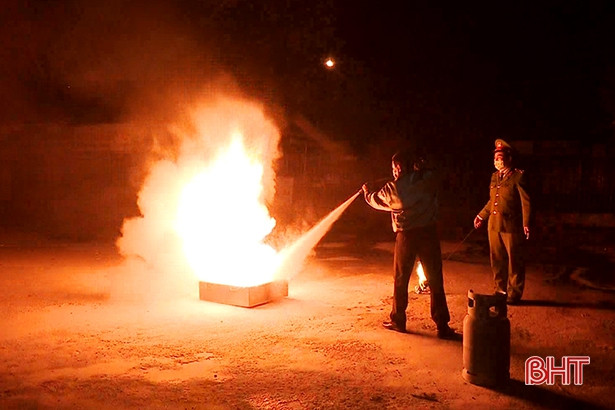 Trang bị kỹ năng PCCC cho tiểu thương chợ TP Hà Tĩnh 