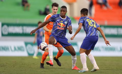 Tuyển ngoại binh trước thềm V.League 2022: Người rung đùi, kẻ lo lắng