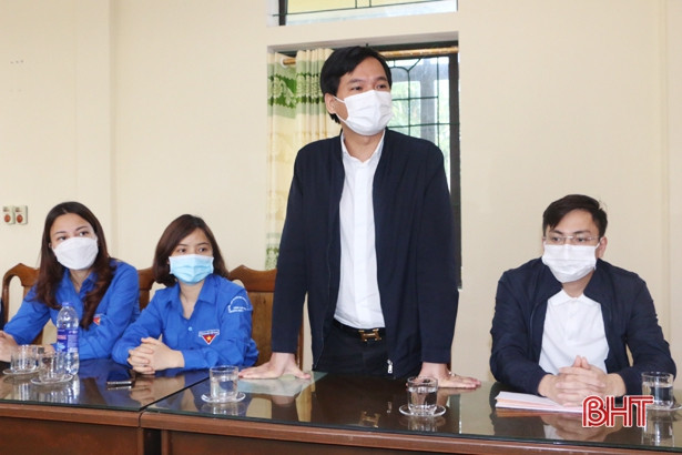 Chi đoàn Báo Hà Tĩnh kết nối trao 75 triệu đồng hỗ trợ học sinh có hoàn cảnh đặc biệt khó khăn