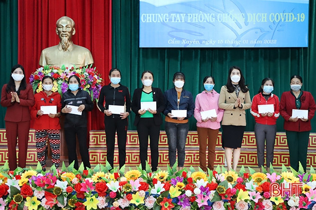 Cẩm Xuyên trao 184 suất quà tết san sẻ yêu thương