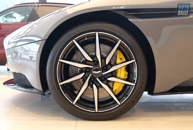 Soi chi tiết Aston Martin DB11 V8 có giá bán hơn 17 tỷ đồng tại Việt Nam