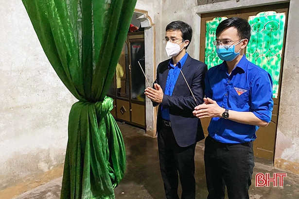 Chi đoàn Báo Hà Tĩnh trao các suất quà hỗ trợ học sinh có hoàn cảnh khó khăn