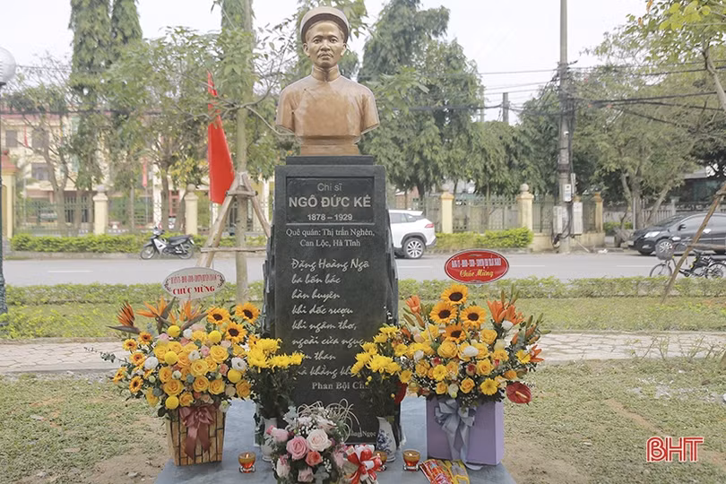 Yên vị tượng chí sĩ yêu nước Ngô Đức Kế tại công viên ở thị trấn Nghèn
