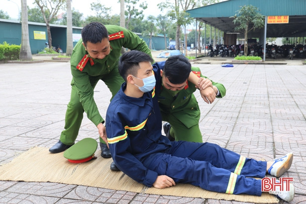 Huấn luyện nghiệp vụ và diễn tập PCCC tại Trung tâm Thương mại Hồng Lĩnh ảnh 3 Huấn luyện nghiệp vụ và diễn tập PCCC tại Trung tâm Thương mại Hồng Lĩnh