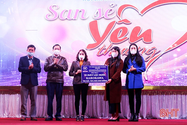 Trao quà cho phụ nữ khó khăn, nhận đỡ đầu trẻ mồ côi ở Can Lộc