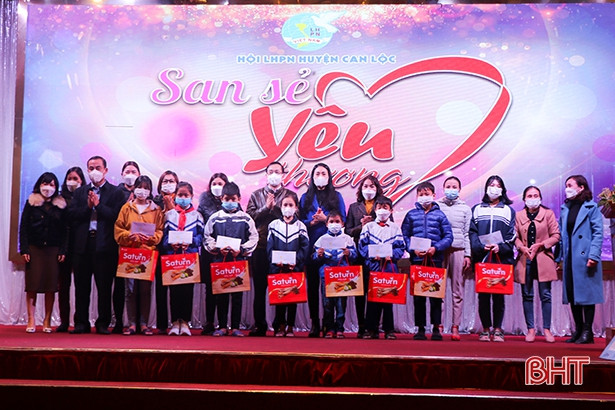 Trao quà cho phụ nữ khó khăn, nhận đỡ đầu trẻ mồ côi ở Can Lộc