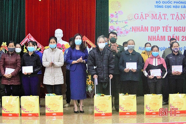Tổng cục Hậu cần trao 20 suất quà Tết cho người nghèo xã miền núi Hà Tĩnh