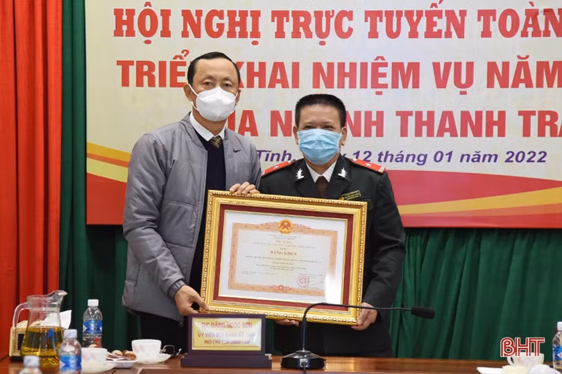 Thanh tra Hà Tĩnh nhận Cờ thi đua của Chính phủ