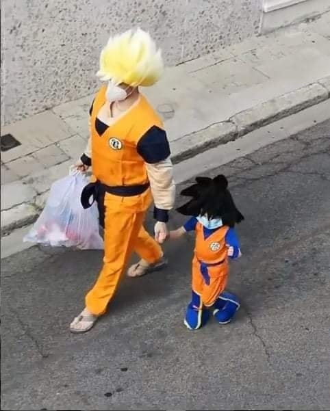 Hai bố con “lên đồ” đi đổ rác