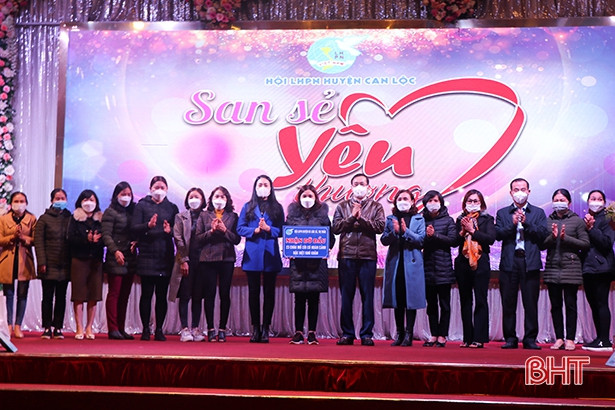 Trao quà cho phụ nữ khó khăn, nhận đỡ đầu trẻ mồ côi ở Can Lộc