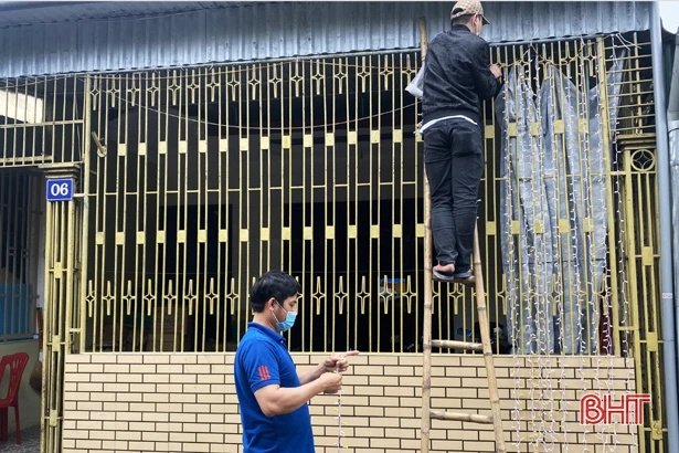 Cận tết, thợ lắp đèn trang trí ở TP Hà Tĩnh làm không hết việc