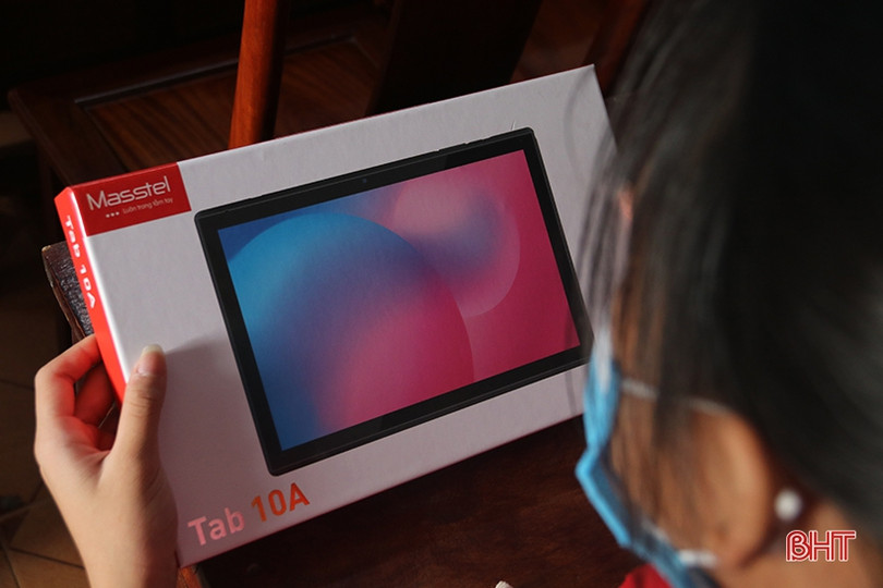 Formosa Hà Tĩnh trao tặng 118 máy tính bảng hỗ trợ học sinh nghèo