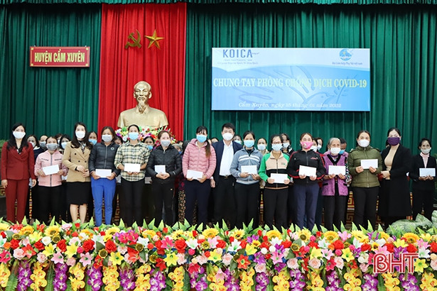 Cẩm Xuyên trao 184 suất quà tết san sẻ yêu thương