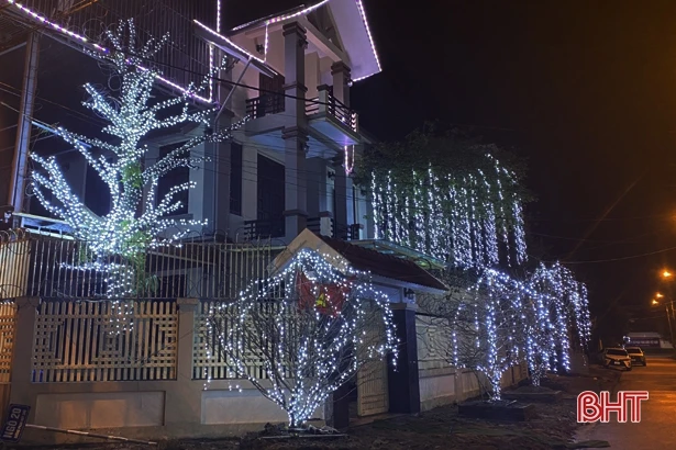 Cận tết, thợ lắp đèn trang trí ở TP Hà Tĩnh làm không hết việc