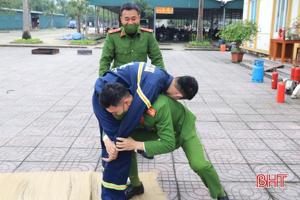 Huấn luyện nghiệp vụ và diễn tập PCCC tại Trung tâm Thương mại Hồng Lĩnh ảnh 4 Huấn luyện nghiệp vụ và diễn tập PCCC tại Trung tâm Thương mại Hồng Lĩnh