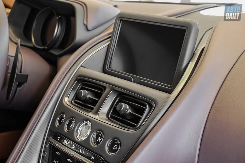 Soi chi tiết Aston Martin DB11 V8 có giá bán hơn 17 tỷ đồng tại Việt Nam