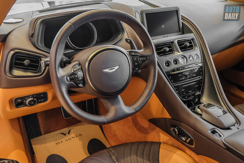 Soi chi tiết Aston Martin DB11 V8 có giá bán hơn 17 tỷ đồng tại Việt Nam