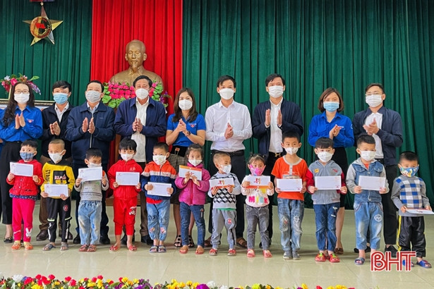 Chi đoàn Báo Hà Tĩnh kết nối trao 75 triệu đồng hỗ trợ học sinh có hoàn cảnh đặc biệt khó khăn