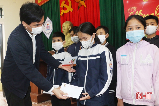 Chi đoàn Báo Hà Tĩnh kết nối trao 75 triệu đồng hỗ trợ học sinh có hoàn cảnh đặc biệt khó khăn