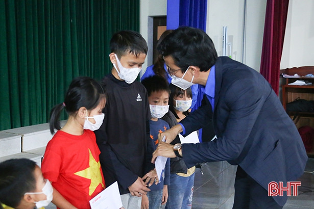 Chi đoàn Báo Hà Tĩnh trao các suất quà hỗ trợ học sinh có hoàn cảnh khó khăn