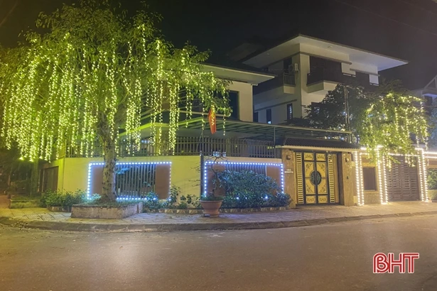 Cận tết, thợ lắp đèn trang trí ở TP Hà Tĩnh làm không hết việc