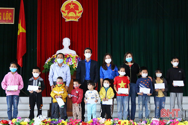 Chi đoàn Báo Hà Tĩnh trao các suất quà hỗ trợ học sinh có hoàn cảnh khó khăn