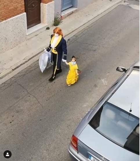 Hai bố con “lên đồ” đi đổ rác