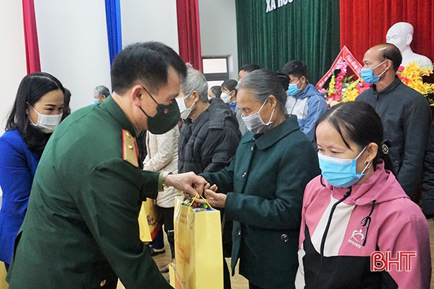 Tổng cục Hậu cần trao 20 suất quà Tết cho người nghèo xã miền núi Hà Tĩnh