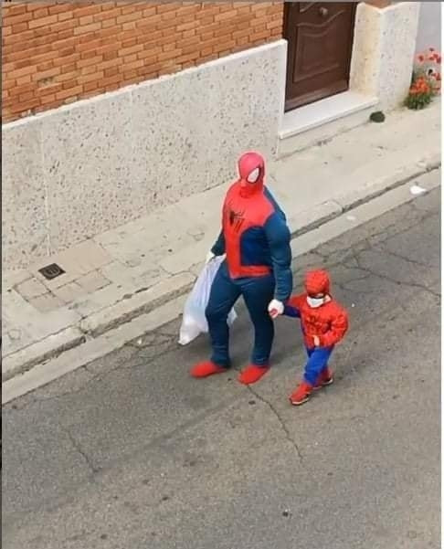 Hai bố con “lên đồ” đi đổ rác