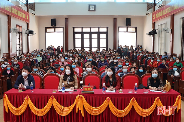 Cẩm Xuyên trao 184 suất quà tết san sẻ yêu thương